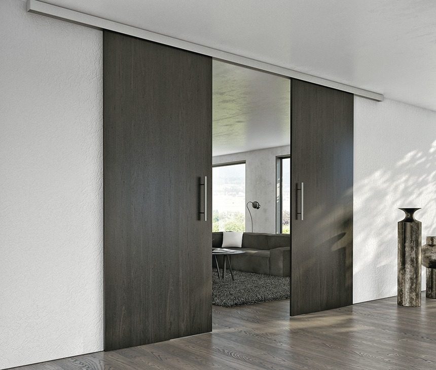 drewniane drzwi podwieszane pozwalają zachować jednolity charakter podłogi