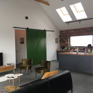 duże drzwi przesuwne, przesuwna ściana, nowoczesna stodoła, zielone drzwi, otwarta przestrzeń, kuchnia z salonem