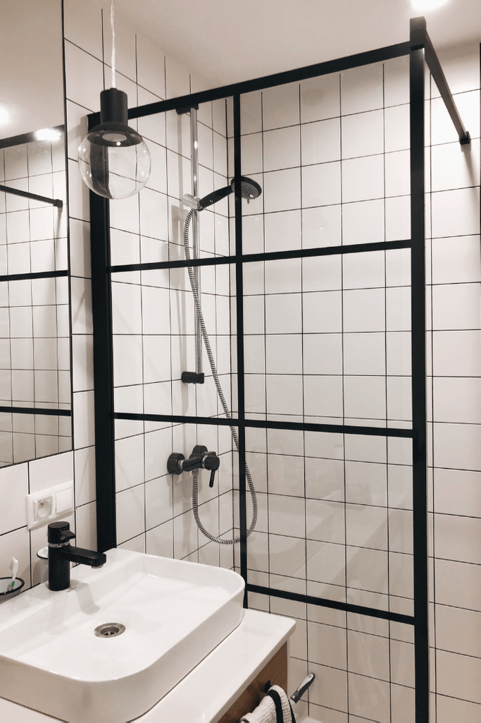 łazienka w stylu industrialnym, industrialna kabina prysznicowa