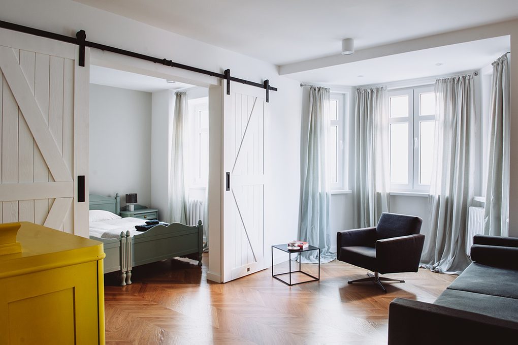 styl modern retro, apartamenty do wynajęcia Wrocław, drzwi przesuwne dwuskrzydłowe, drzwi przesuwne podwójne, drzwi przesuwne białe, drzwi przesuwne barn door