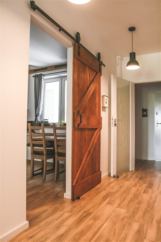 wnętrze w stylu skandynawskim, wnętrze w stylu loftowym, drzwi do kuchni, drzwi drewniane w stylu „barn door”, drzwi przesuwne szczotkowane, drzwi przesuwne barn door, drzwi przesuwne do kuchni