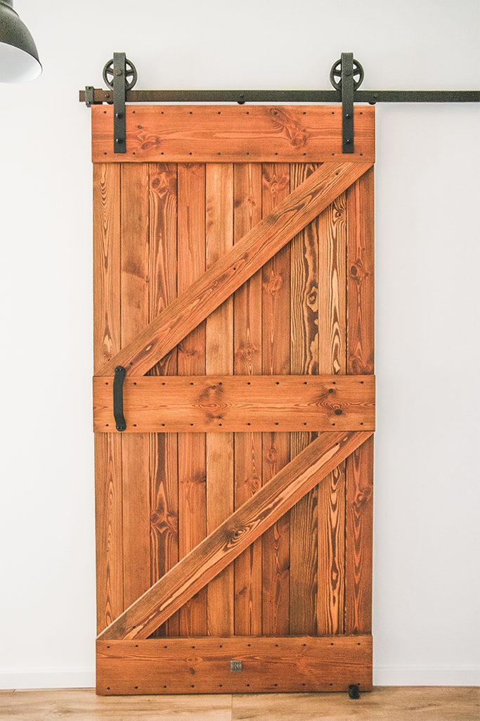 drzwi przesuwne, rolki do drzwi przesuwnych, drzwi do kuchni, drzwi drewniane w stylu „barn door”, drzwi przesuwne szczotkowane, drzwi przesuwne barn door, drzwi przesuwne do kuchni, styl loftowy