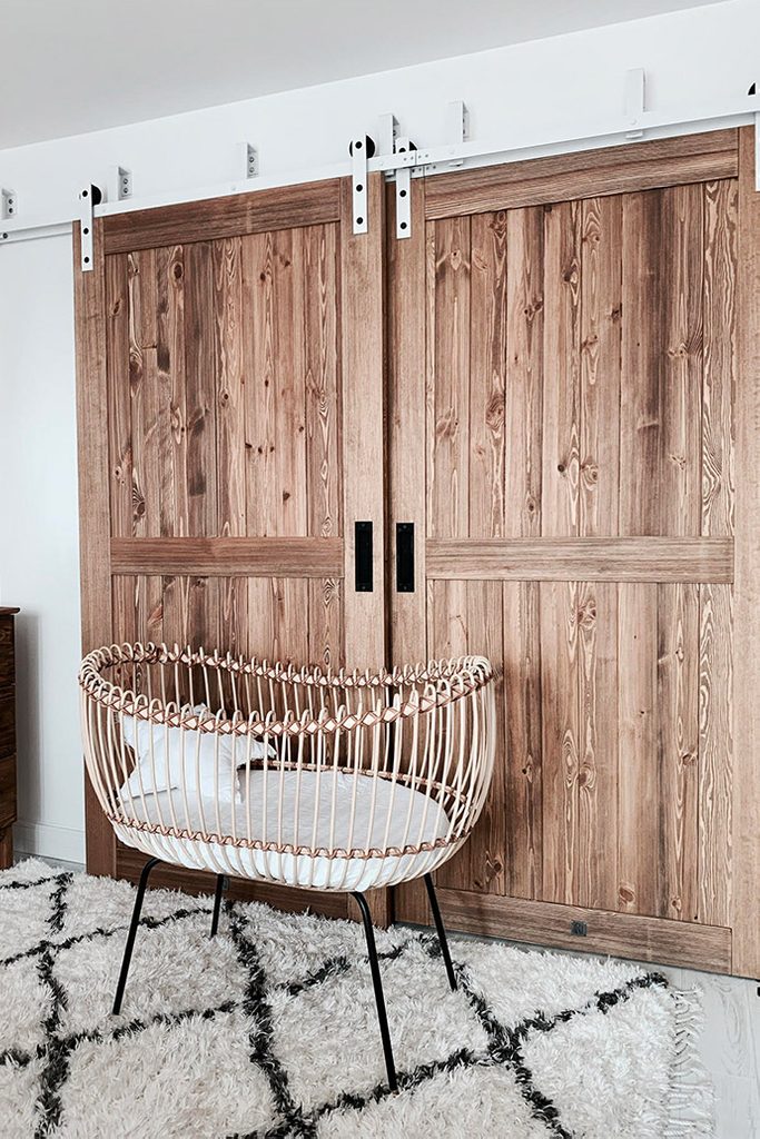 drzwi przesuwne drewniane, drzwi przesuwne naprzemienne, styl modern rustic, drzwi w stylu „barn door”, łóżeczko dziecięce inspiracje,
