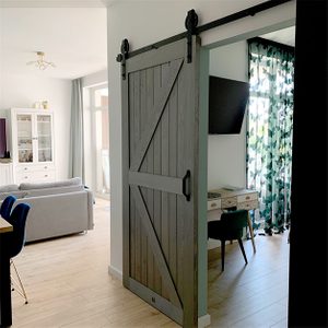 drzwi przesuwne drewniane, drzwi przesuwne w stylu barn door, drzwi przesuwne szare, złote dodatki we wnętrzu, nowoczesne wnętrze, wejście do sypialni, odcienie szarości we wnętrzu, drzwi przesuwne do sypialni, toaletka w sylu skandynawskim, modne kolory