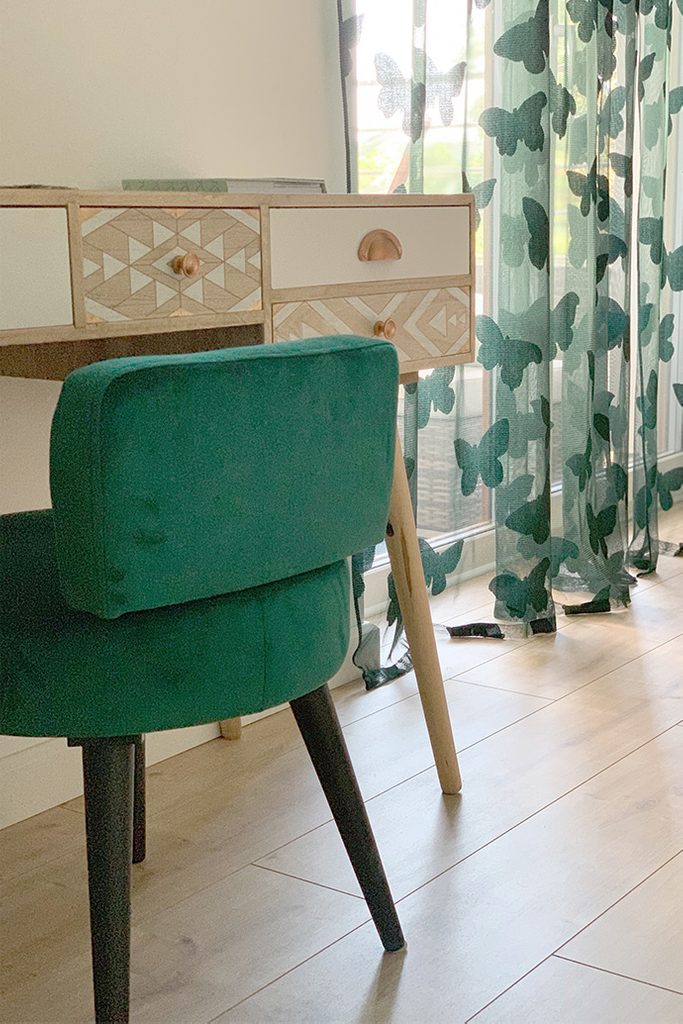 zielone krzesło, toaletka w stylu skandynawskim, dekoracyjna zasłonka w sypialni, zieleń w sypialni, złote dodatki, nowoczesne wnętrze