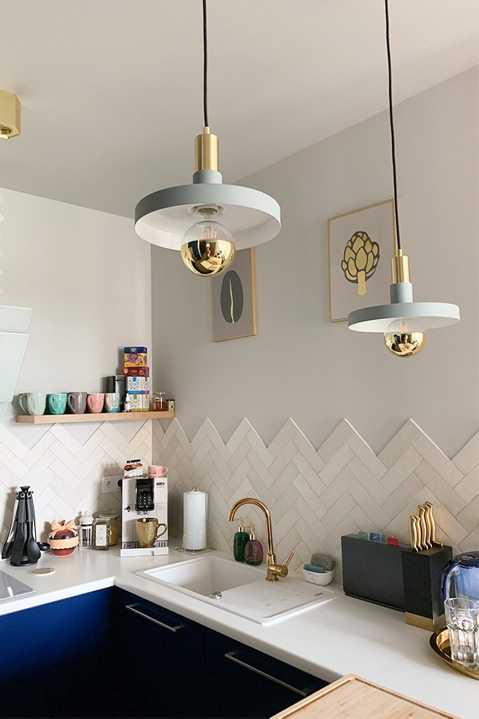 złote dodatki we wnętrzu, złote dodatki w kuchni, wiszące lampy do kuchni, styl modern w kuchni