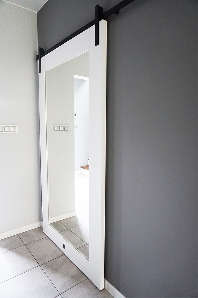 drzwi przesuwne z lustrem białe, duże drzwi z lustrem, drzwi drewniane z lustrem
