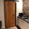 loftowe drzwi przesuwne w kuchni, drzwi w stylu loft, drewniane drzwi w metalowej ramie, cegła na ścianie w kuchni