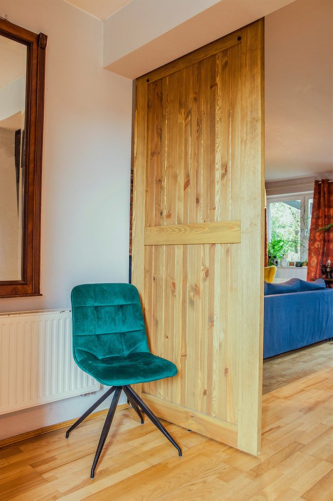drzwi przesuwne drewanine szczotkowane, drzwi rustykalne, wejście do salonu, zielone krzesło