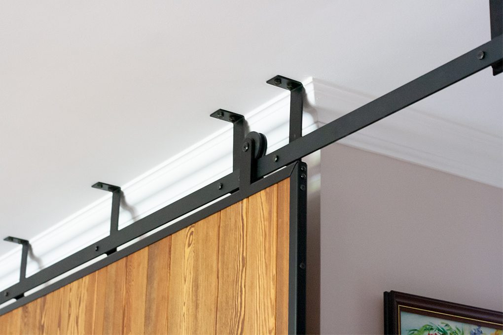 drzwi przesuwne drewniane, drzwi przesuwne w metalowej ramie, wieszaki sufitowe do drzwi przesuwnych, montaż sufitowy drzwi przesuwnych, prowadnica drzwi przesuwnych