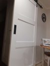 nowoczesne drzwi przesuwne w kolorze białym, klamka do drzwi przesuwnych