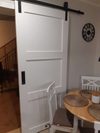 nowoczesne drzwi przesuwne w kolorze białym, wpuszczana klamka do drzwi przesuwnych