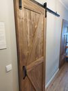 drewniane drzwi przesuwne, drzwi przesuwne w przedpokoju, drzwi w stylu barn door, oszczędność miejsca drzwi przesuwne
