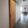 drzwi przesuwne w stylu loft, drzwi przesuwne w metalowej ramie, drewniane drzwi przesuwne