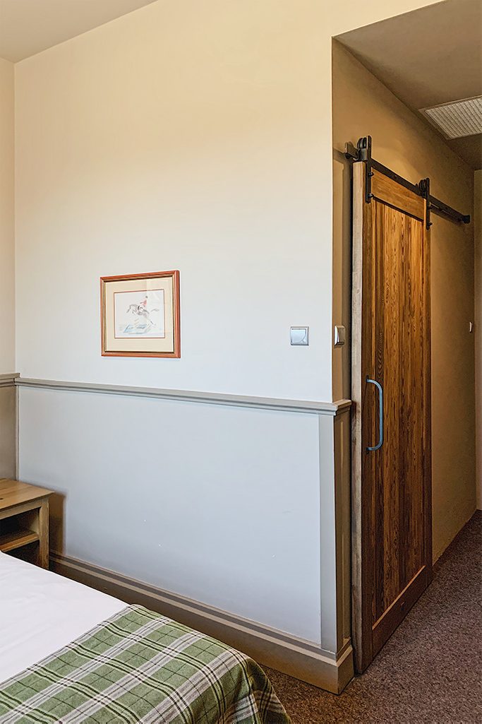 przesuwne drzwi w pokoju hotelowym, przesuwne drzwi do łazienki