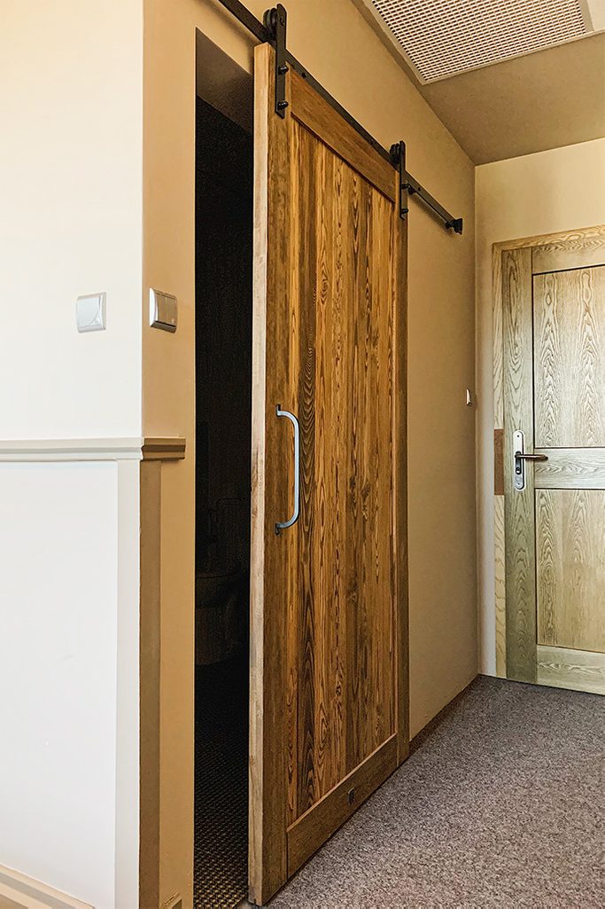 drzwi przesuwne do łazienki, metalowy uchwyt do drzwi, oszczędność miejsca
