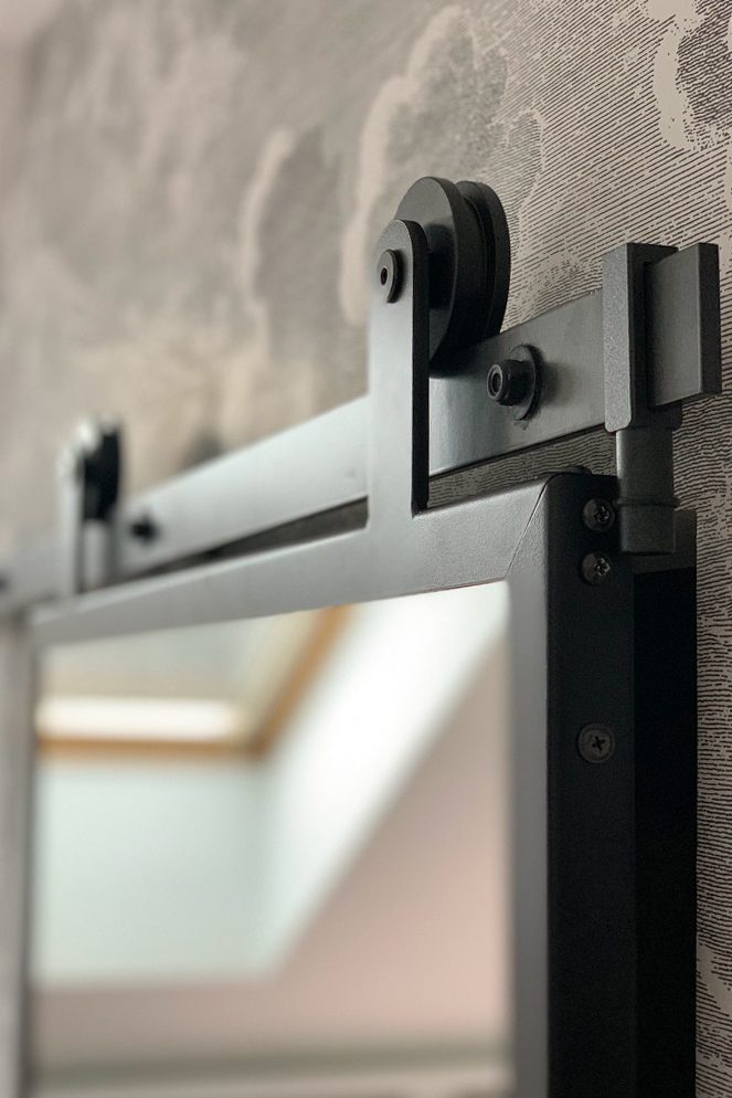 system przesuwny, lustro przesuwne w metalowej ramie