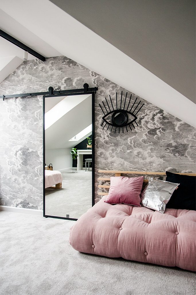 drzwi z lustrem, różowa sofa