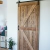 drewniane drzwi przesuwne w stylu rustykalnym, drzwi z litego drewna