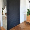 eleganckie drzwi przesuwne w kolorze czarnym, wejście do salonu z drzwiami przesuwnymi