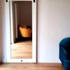 drzwi przesuwne z lustrem, duże lustro w drewnianej ramie, drzwi z lustrem, drewniane drzwi z lustrem, drzwi przesuwne w salonie