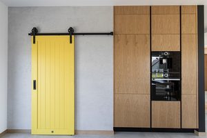 żółte drzwi przesuwne, drzwi przesuwne w kuchni, przesuwne drzwi do spiżarni, żółte drzwi, nowoczesna kuchnia, kuchnia ze spiżarnią