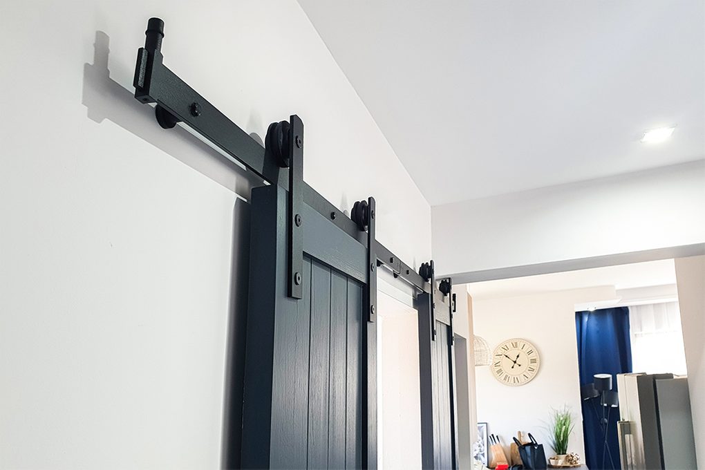 antracytowe drzwi drewniane, drzwi przesuwne w kolorze antracyt, czarny system przesuwny, drewniane drzwi podwójne