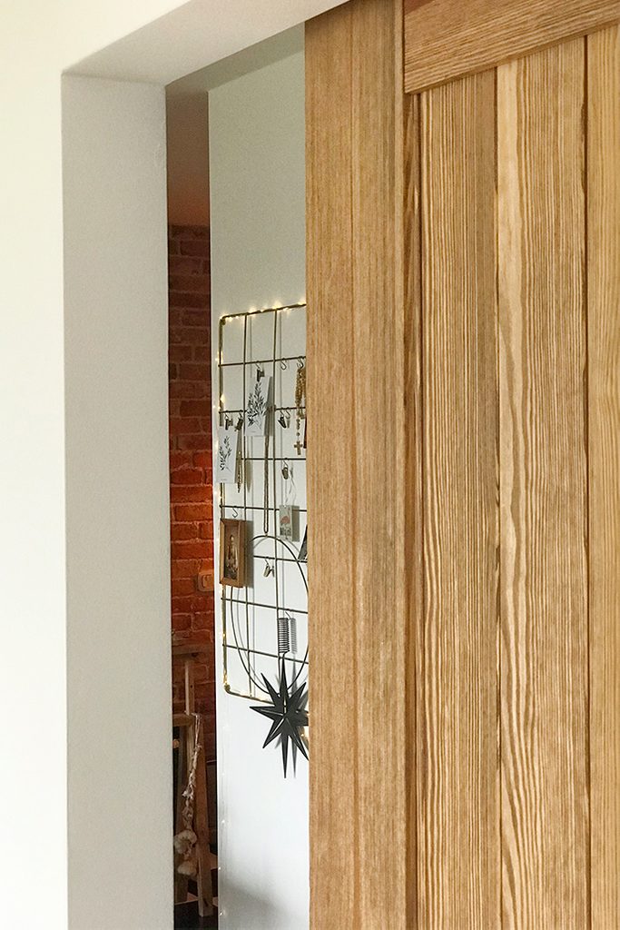 drewniane drzwi przesuwne, drzwi z lustrem, przesuwne lustro, system do drzwi przesuwnych, metalowy organizer na ścianę