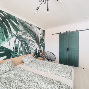kolory zieleni w sypialni z garderobą za podwójnymi drzwiami przesuwnymi