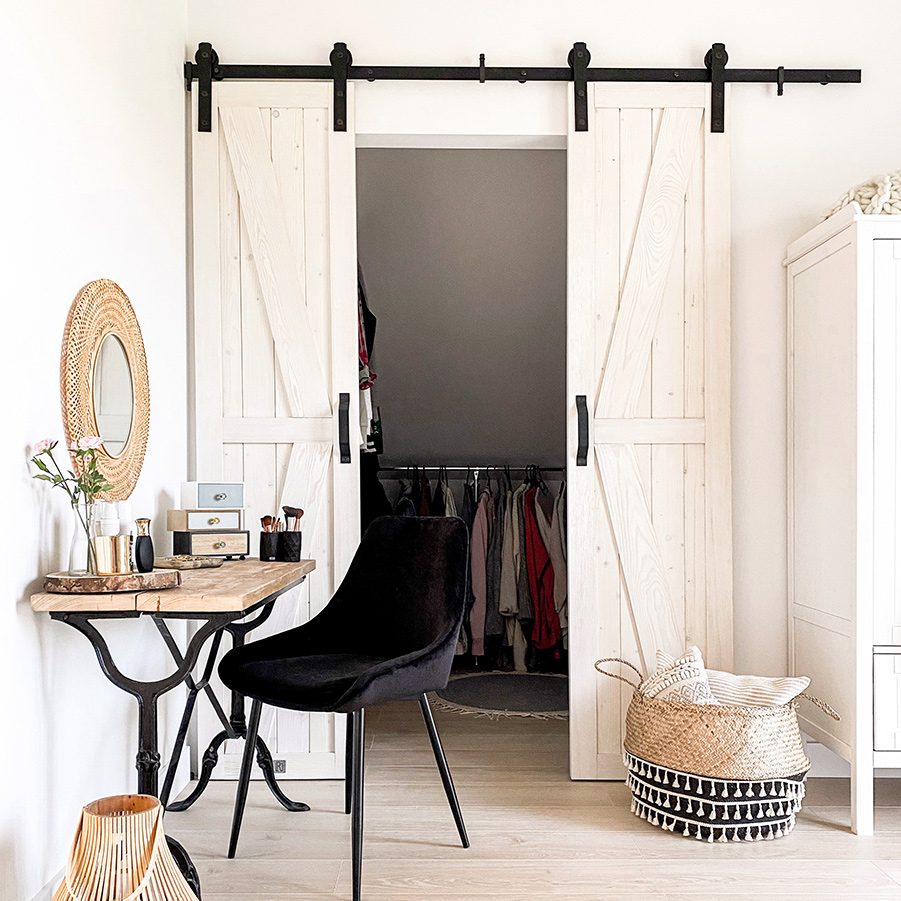 Jasna sypialnia w rustykalnym stylu - biel i naturalne drewno