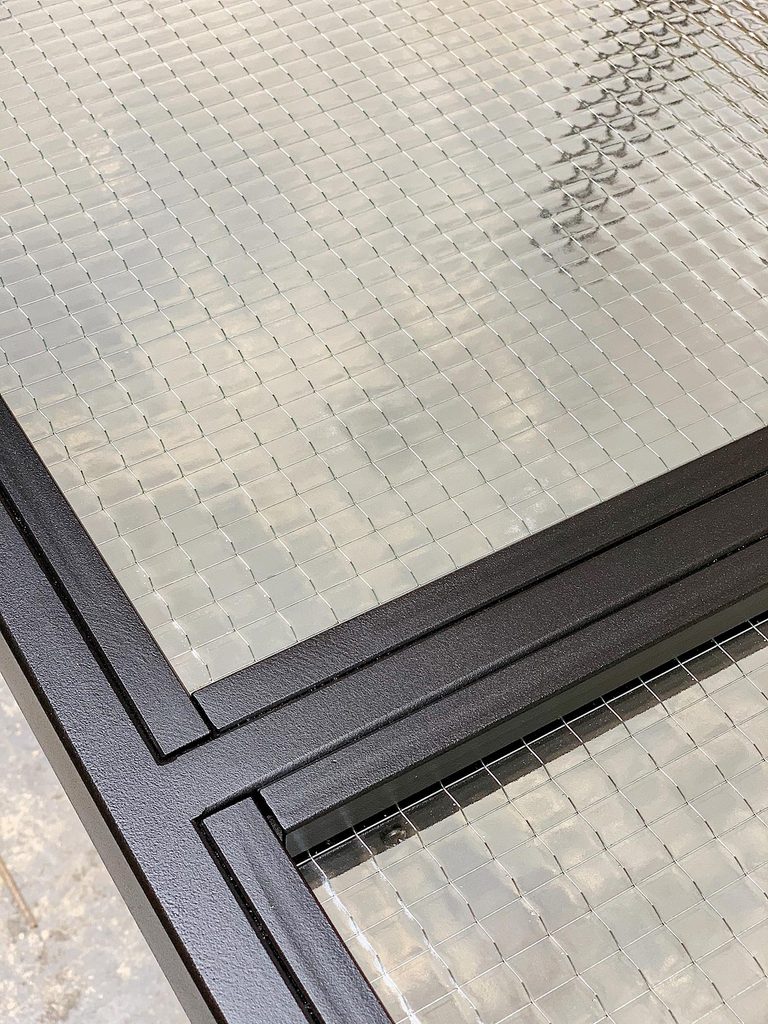 Loftowe drzwi przesuwne ze szkła i stali
