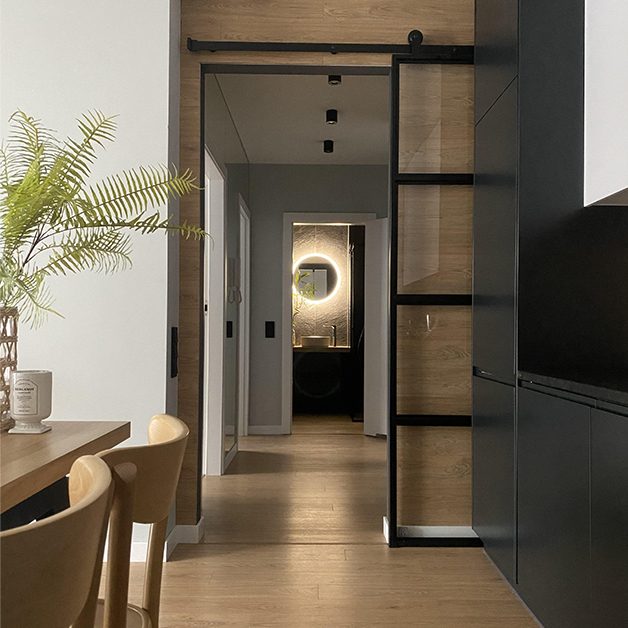 Drzwi szklane z czarną metalową ramą w nowoczesnej kuchni