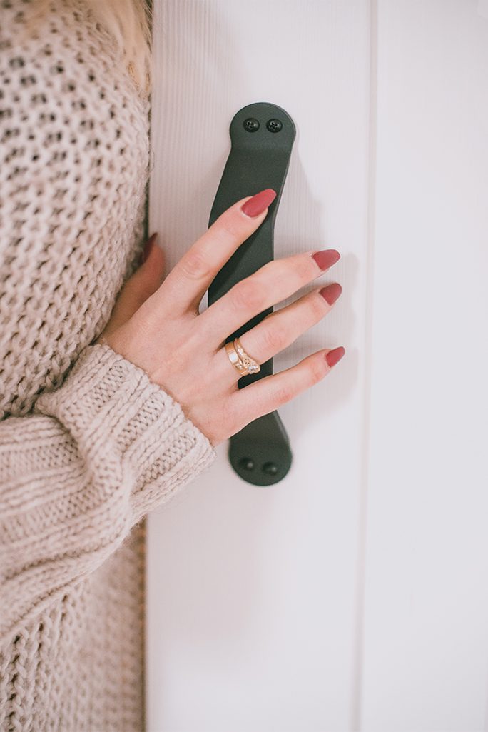 czarna klamka na białych drzwiach przesuwnych