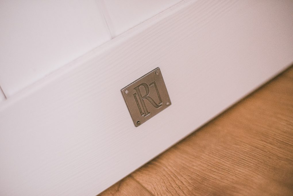 białe drewniane drzwi przesuwne w sypialni