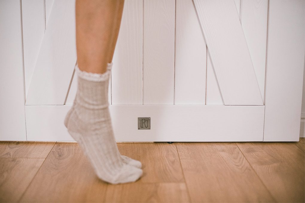 białe drewniane drzwi przesuwne w sypialni