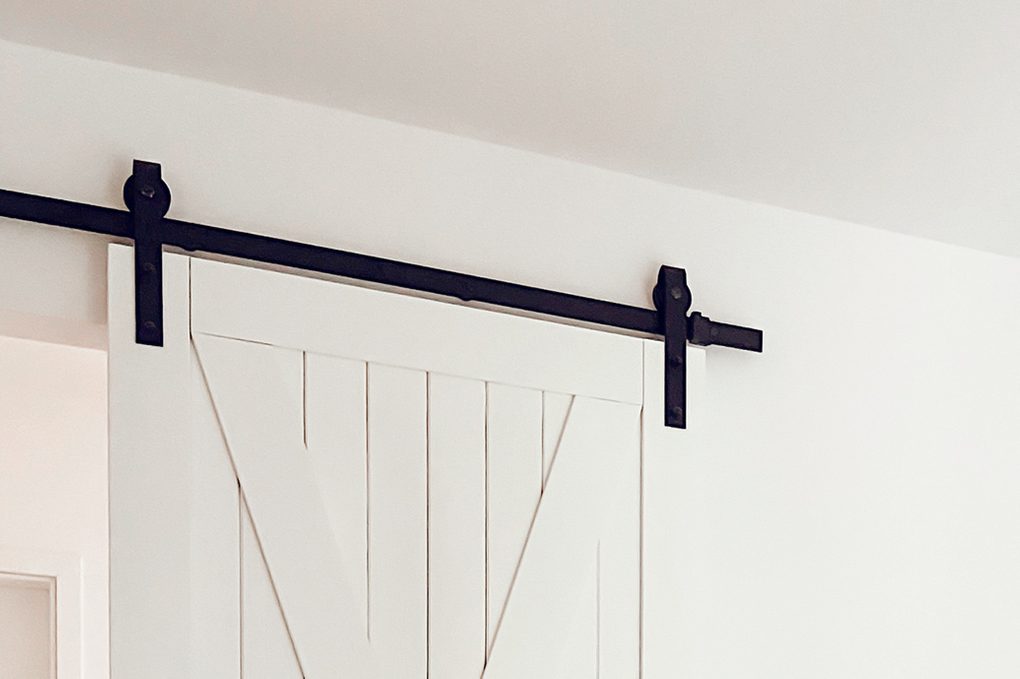 białe drzwi i czarny system przesuwny