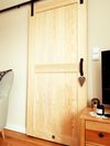 Drzwi drewniane przesuwne w stylu rustykalnym