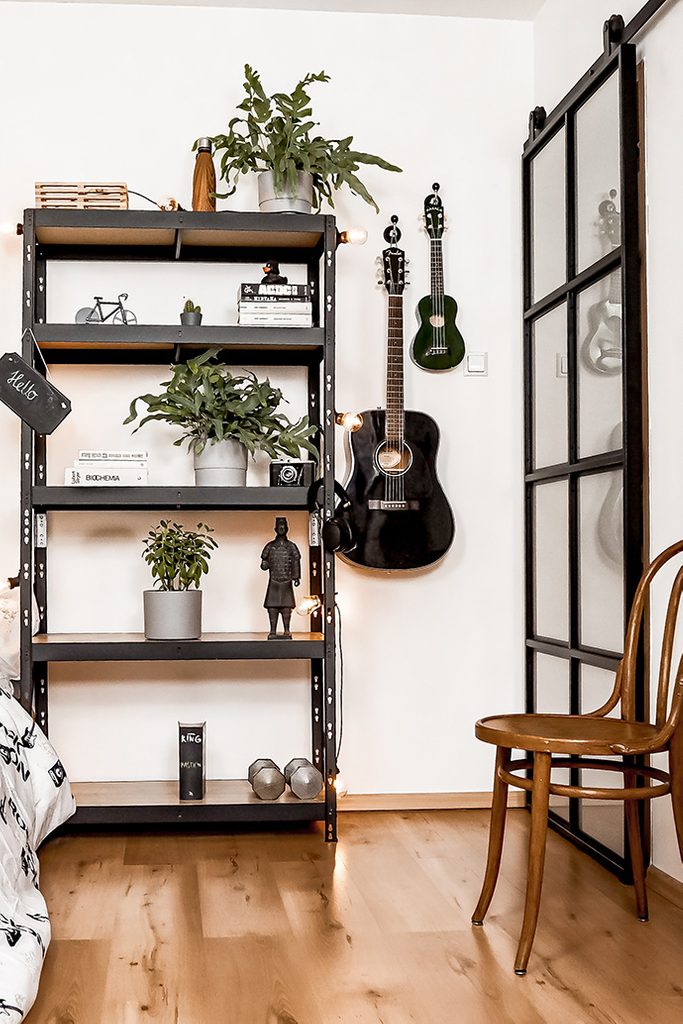 metalowy regał w stylu loft udekorowany roślinami doniczkowymi
