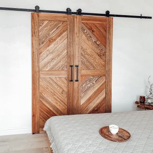 Podwójne drzwi drewniane do garderoby w sypialni