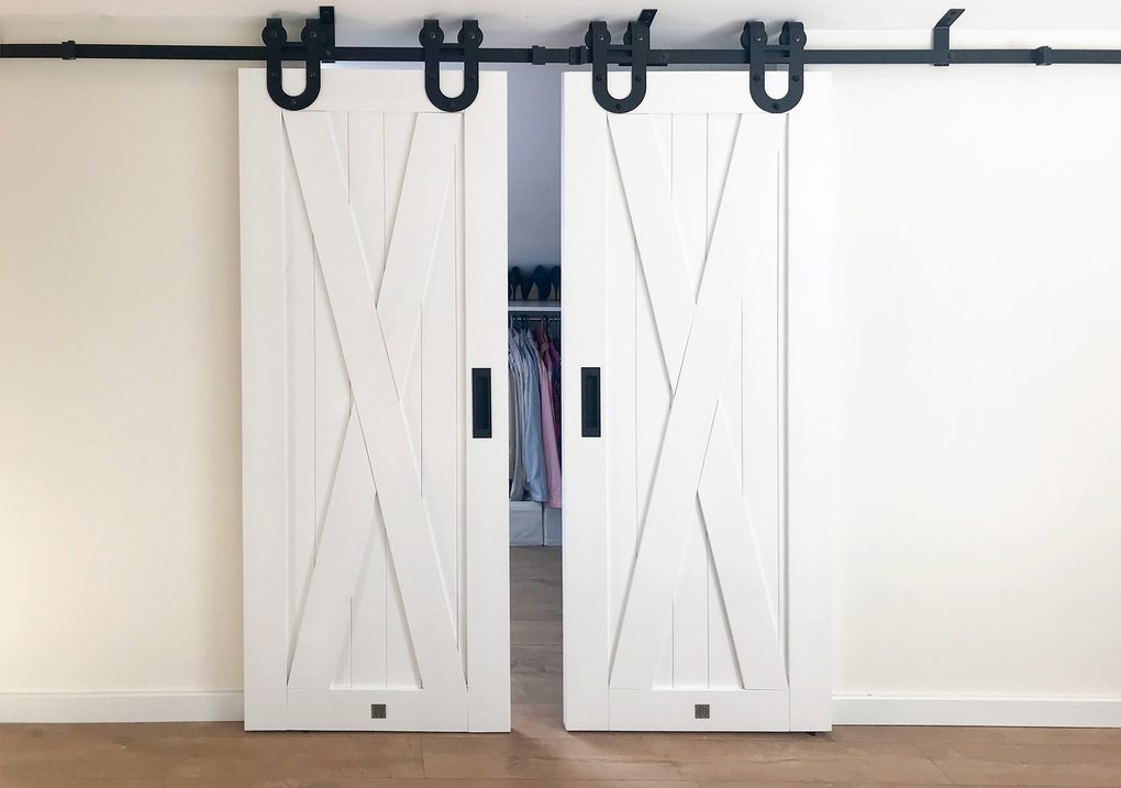 Białe drzwi przesuwne do garderoby na poddaszu