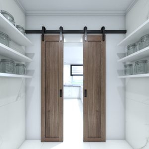 Wąskie drzwi do spiżarni w białej nowoczesnej kuchni