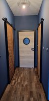 Drzwi przesuwne loftowe w wąskim korytarzu