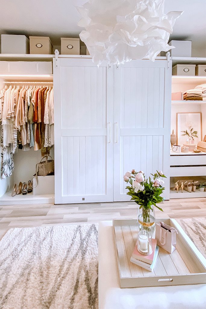 Białe drzwi na systemie przesuwnym zamykające szafę z ubraniami