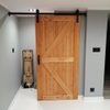 Drewniane drzwi przesuwne do spiżarni w nowoczesnej jasnej kuchni