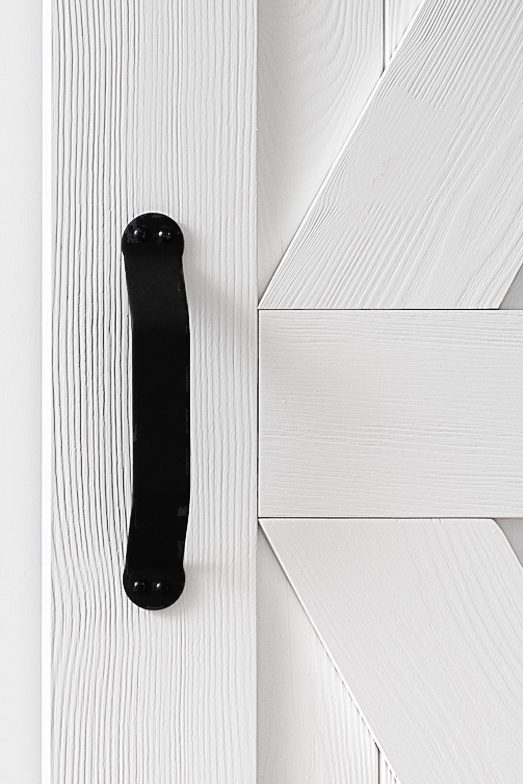 Białe drzwi drewniane w kolorze klasycznej bieli