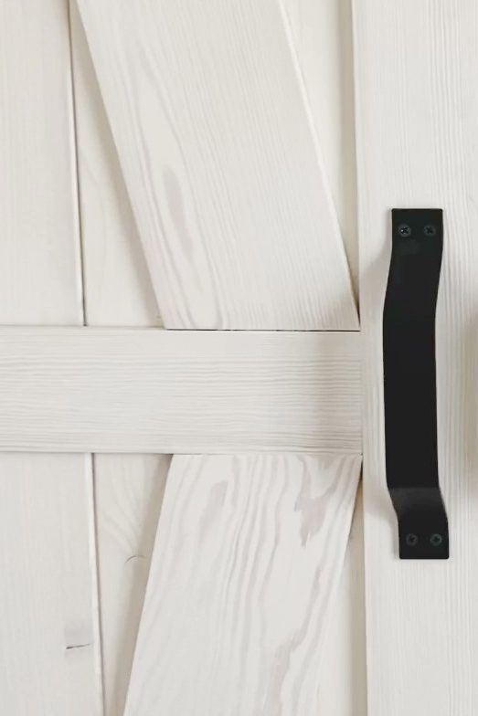 Białe drzwi drewniane w kolorze rustykalnej bieli