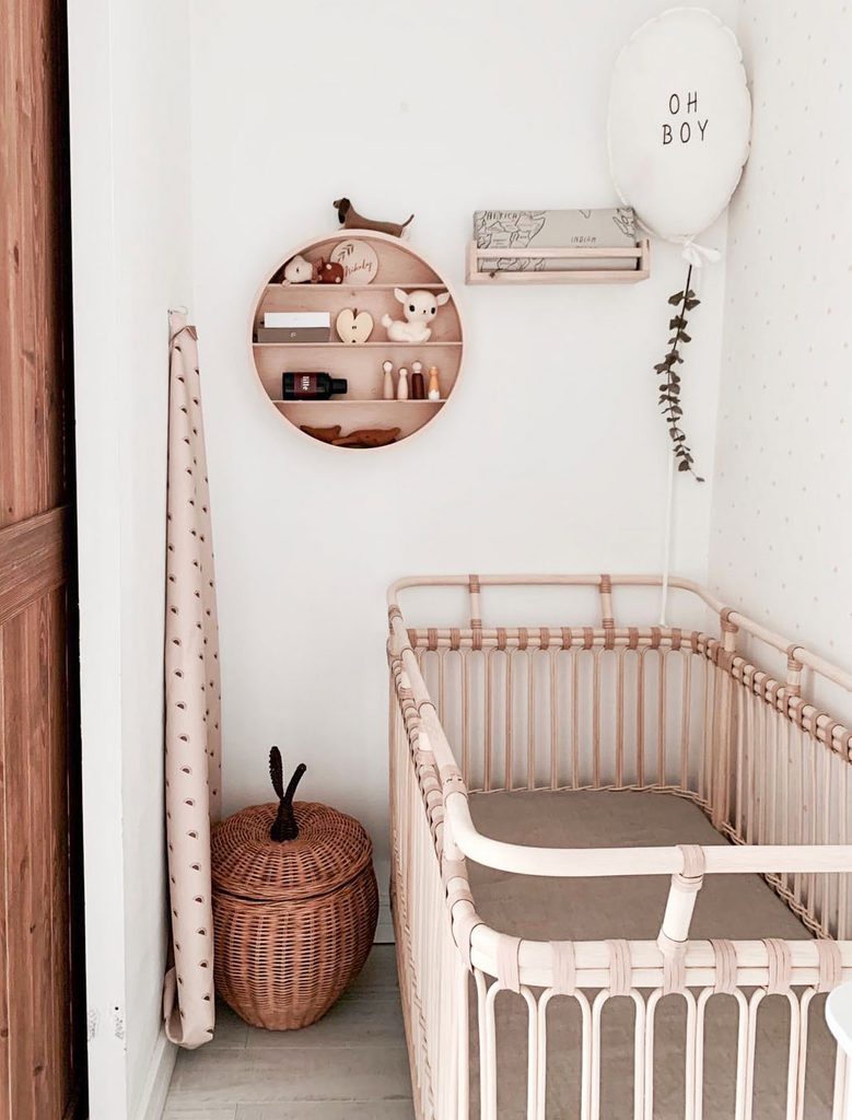 kącik dla dziecka w stylu skandynawskim, biel i naturalne drewno, łóżeczko dla dziecka