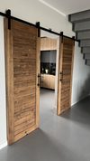 Drewniane drzwi przesuwne w nowoczesnym otwartym salonie