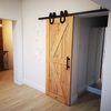 Drewniane drzwi przesuwne na poddaszu