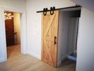 Drewniane drzwi przesuwne na poddaszu